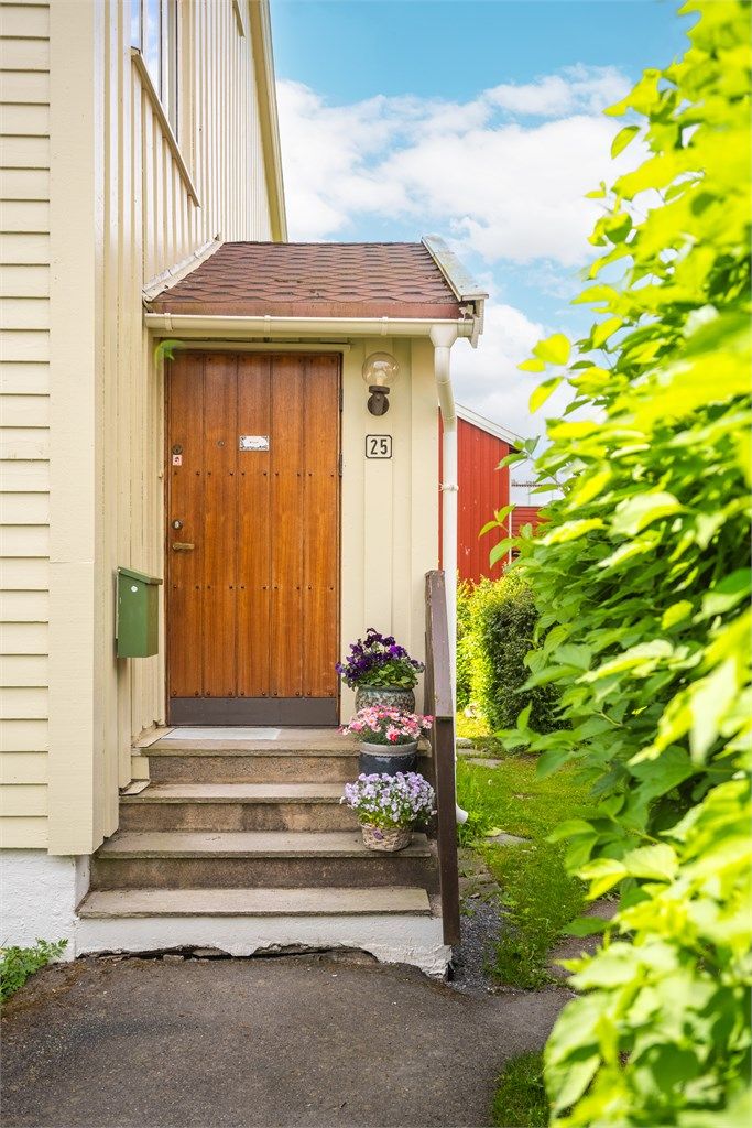 Inngangspartiet har en trapp i betong med rekkverk av tre.
Vindfanget og trapp og trapperom ned til kjeller utgjør tilbygget fra 1974.