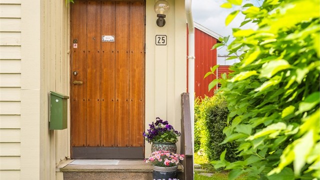Inngangspartiet har en trapp i betong med rekkverk av tre.
Vindfanget og trapp og trapperom ned til kjeller utgjør tilbygget fra 1974.