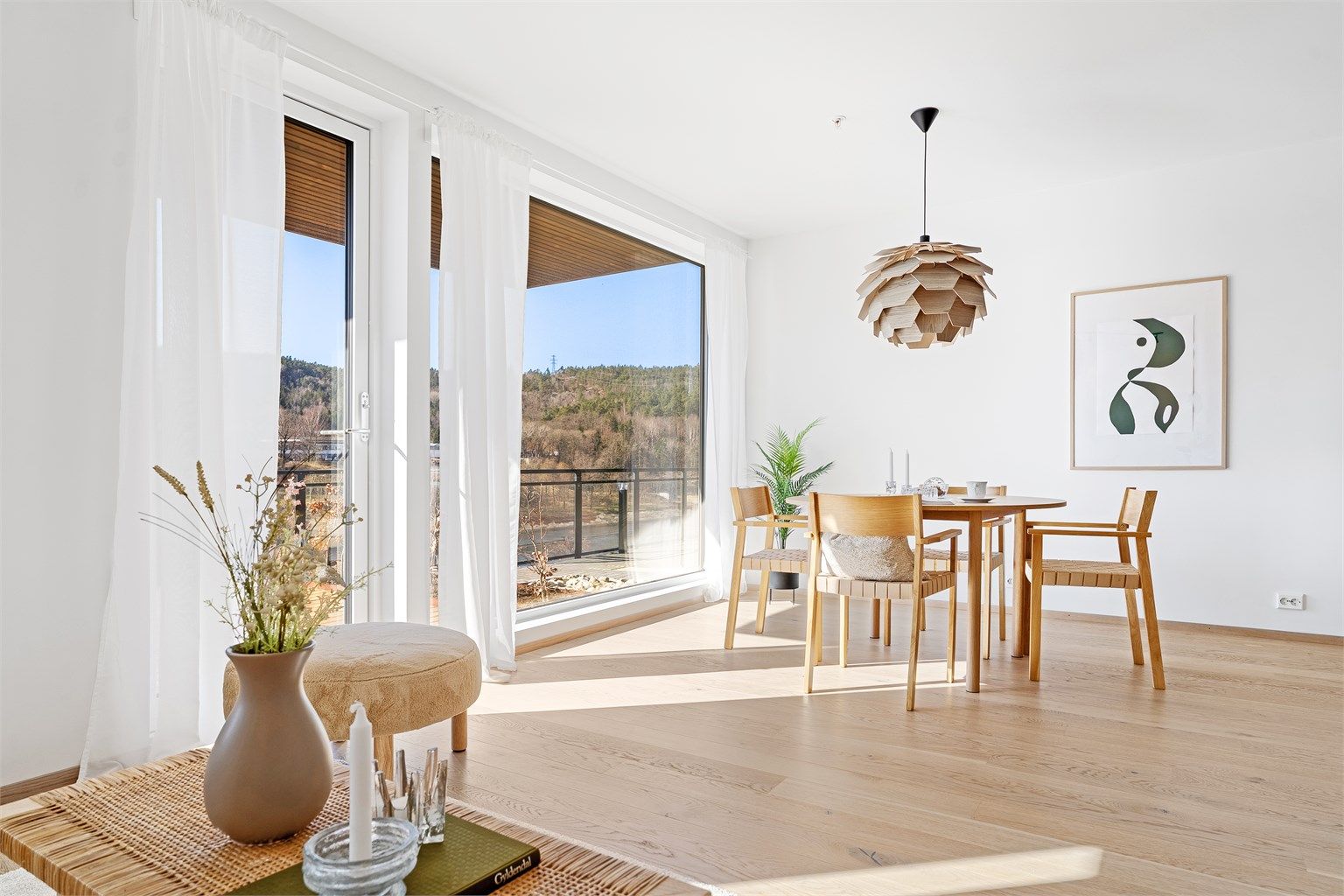 Leiligheten har en flott planløsning med plass til både sofa- og spisegruppe. 