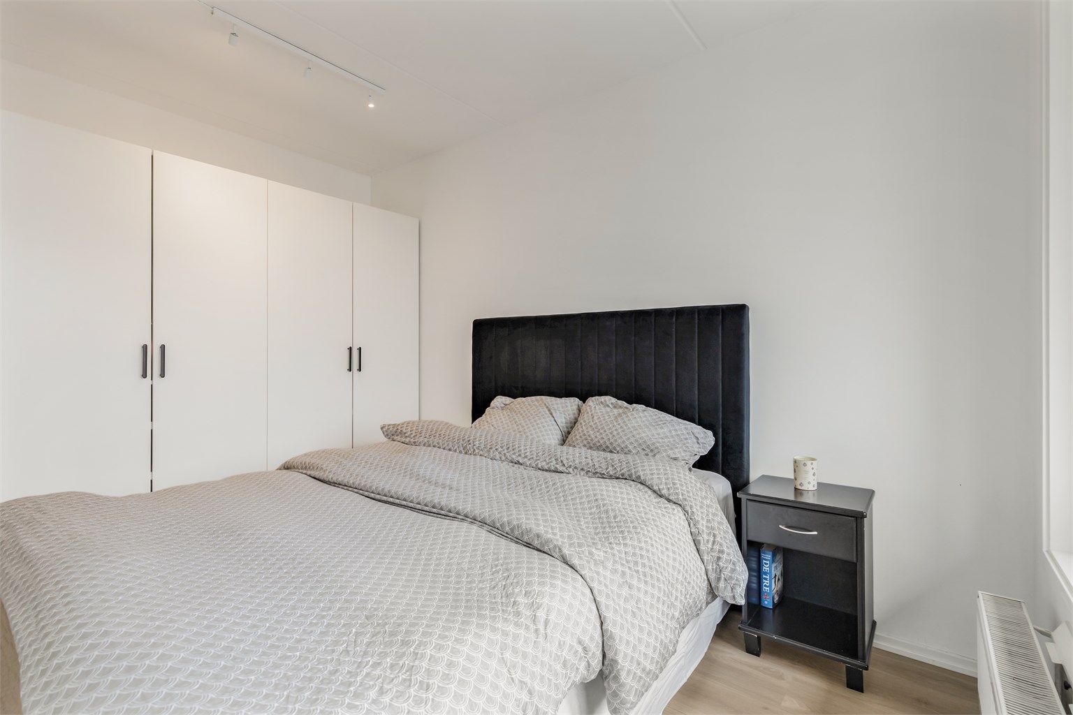 Soverom 1 med to garderobeskap i hvit og glatt utførelse