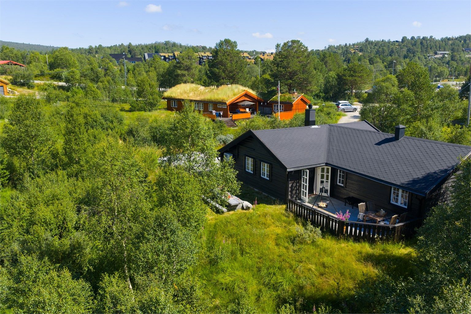 Rolig og natuskjønn beliggenhet samtidig som du kan parkere bilen, med fin gåavstand til alle fasiliteter 