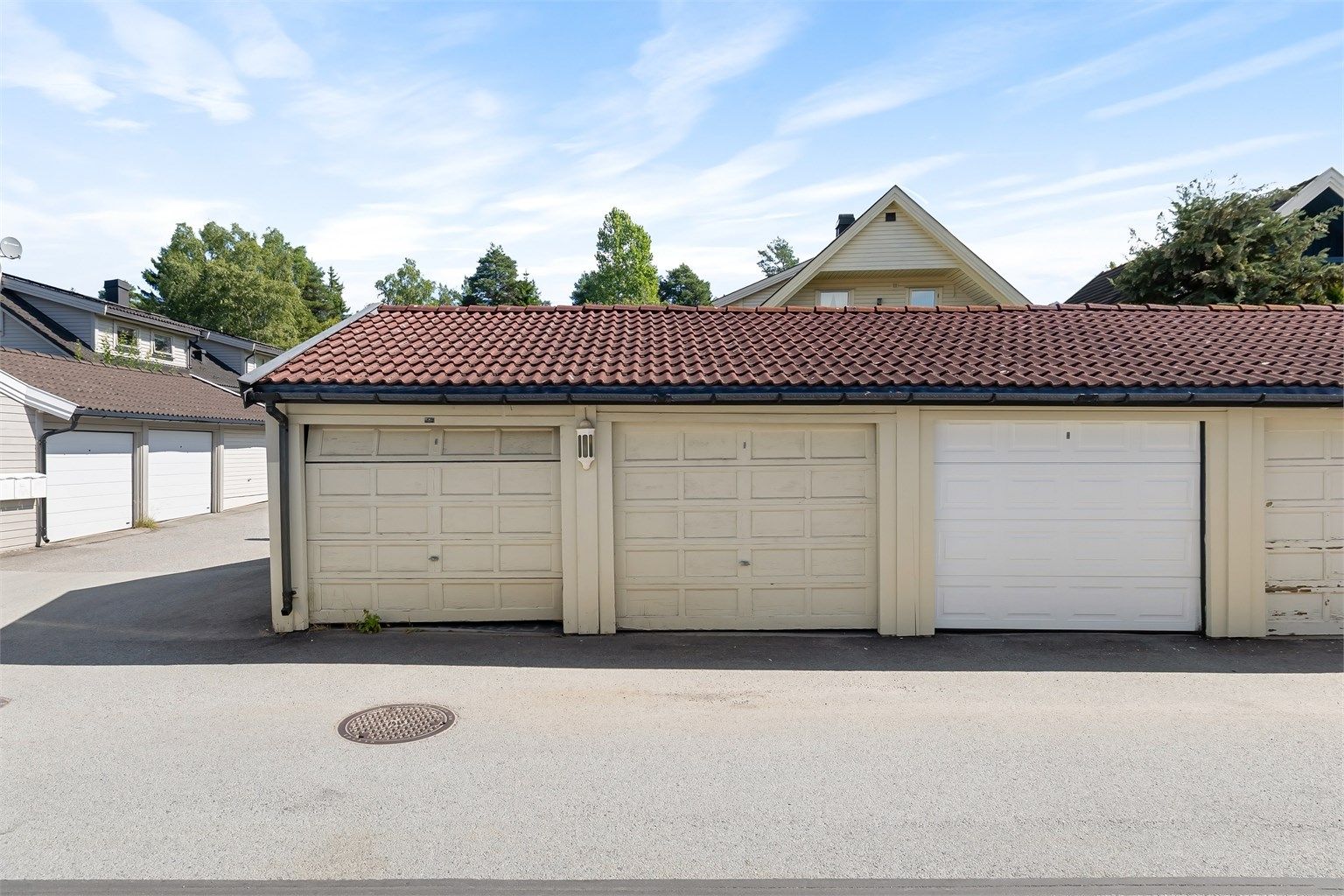 Det medfølger en garasjeplass i felles garasjerekke.