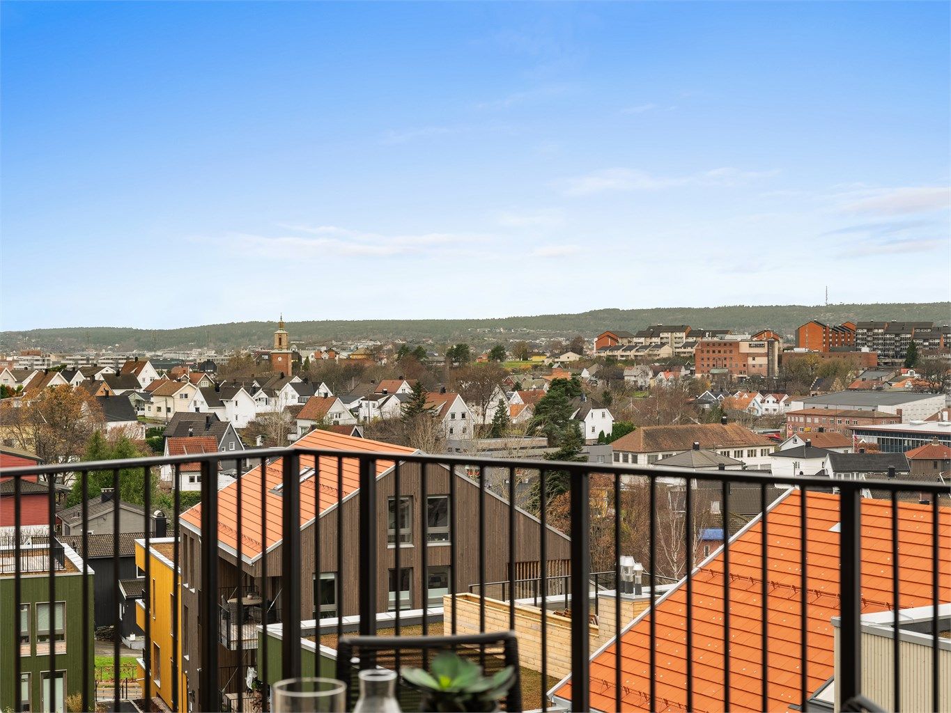 Utsikten er langstrakt, blant annet til Gressvikmarka i vest.