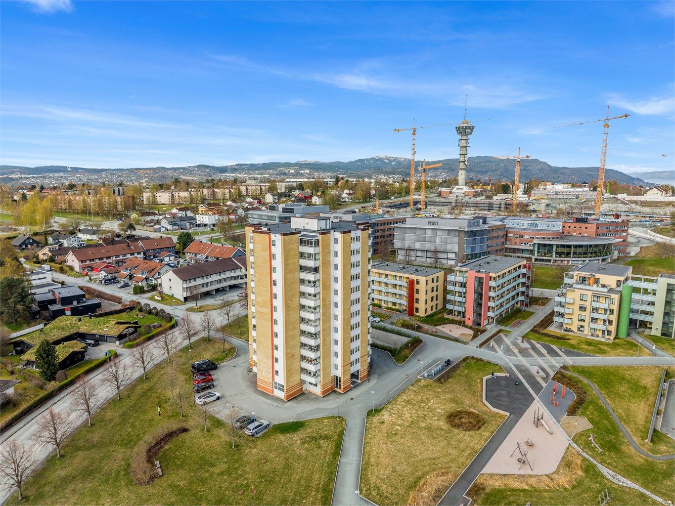 Leiligheten er plassert i byggets 6. etasje. Området rundt Olav Magnussons veg 1 ligger i et rolig og etablert boligmiljø med hovedsakelig blokkbebyggelse, og er spesielt godt egnet for familier, godt voksne og eldre.