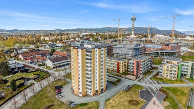 Leiligheten er plassert i byggets 6. etasje. Området rundt Olav Magnussons veg 1 ligger i et rolig og etablert boligmiljø med hovedsakelig blokkbebyggelse, og er spesielt godt egnet for familier, godt voksne og eldre.