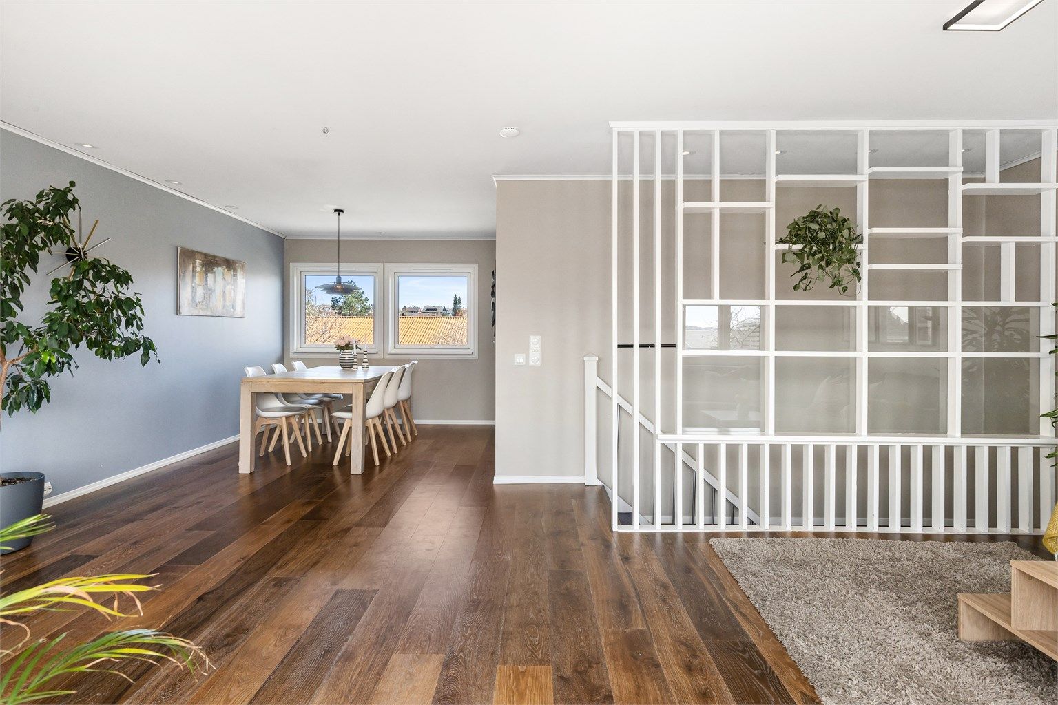 Den gode planløsningen gir en naturlig inndeling med plass til en egen spisesone.