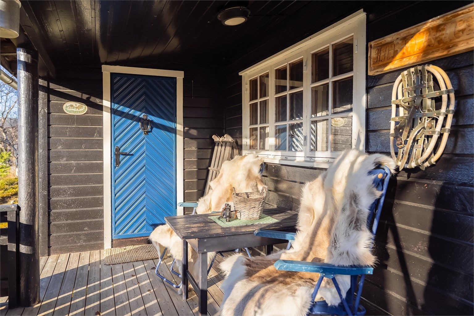 Terrassen i forbindelse med inngangspartiet måler 20 kvm. 