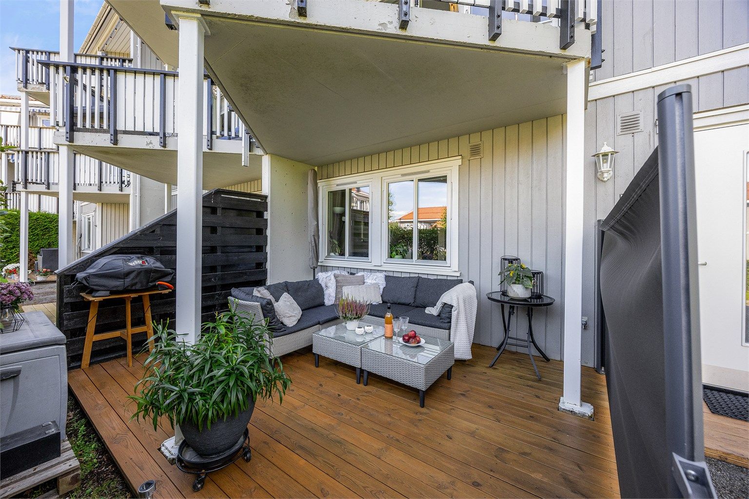 Den overbygde delen av terrassen gir ly for vær og vind.