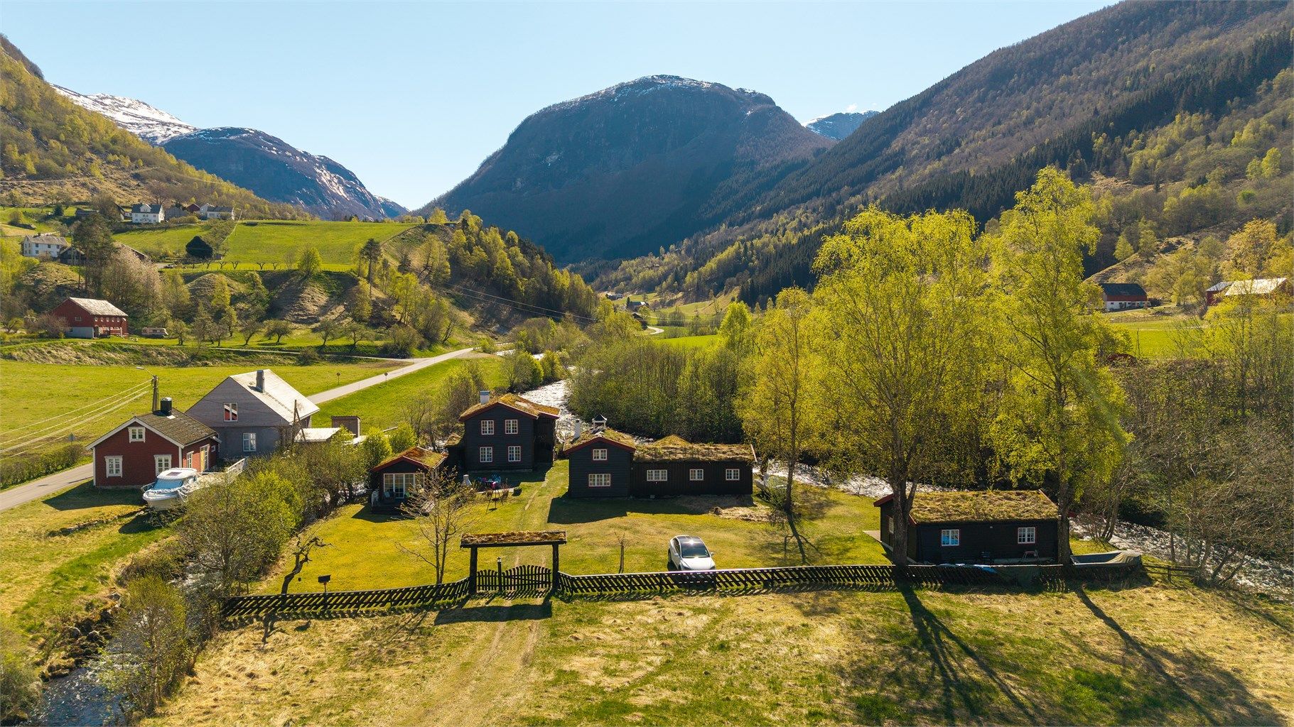 Eiendomsmegler Christian Nogva Aarseth har gleden av å presentere Dalssida 43 i Norddal! Et særpreget hyttetun med fire bygninger, fredelig plassert med Storelva rennende forbi.