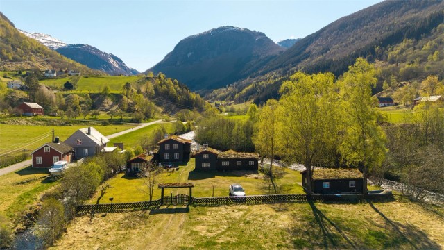 Eiendomsmegler Christian Nogva Aarseth har gleden av å presentere Dalssida 43 i Norddal! Et særpreget hyttetun med fire bygninger, fredelig plassert med Storelva rennende forbi.