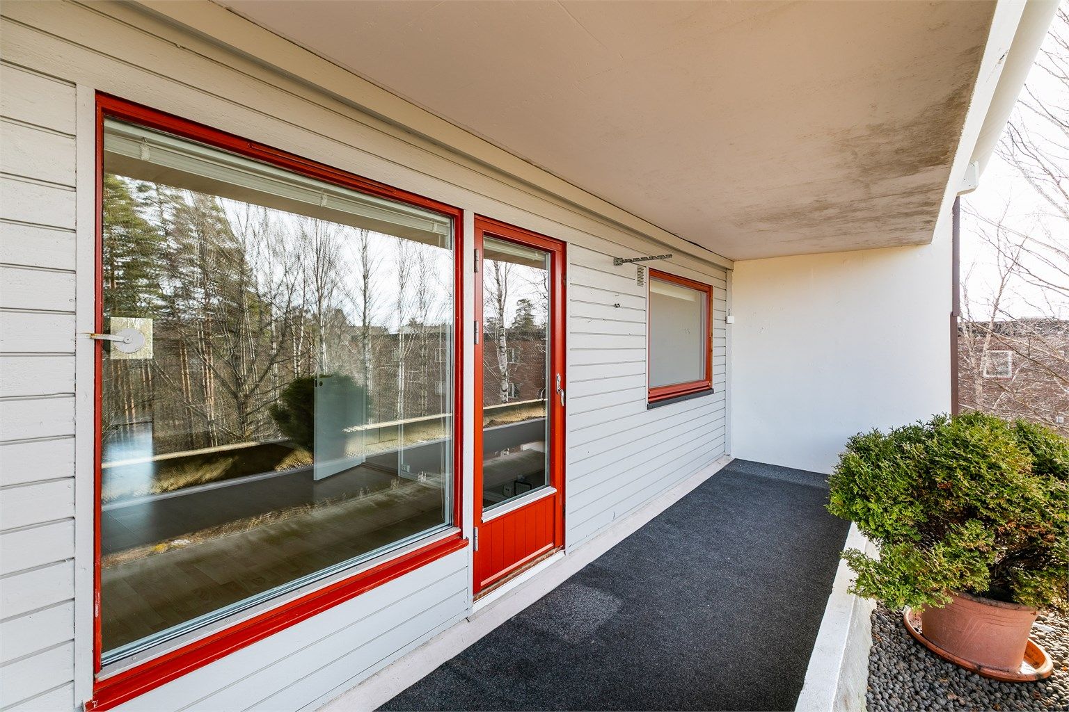 Flere vinduer ble skiftet ut av borettslaget rundt 2018, verandadøren i 2007.