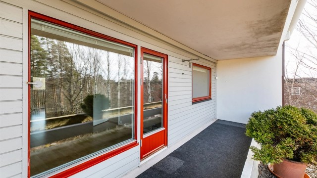 Flere vinduer ble skiftet ut av borettslaget rundt 2018, verandadøren i 2007.