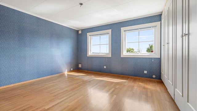 Etasjen har to romslige soverom. Begge rommene har vinduer mot hagen og plass til dobbeltseng med nattbord.