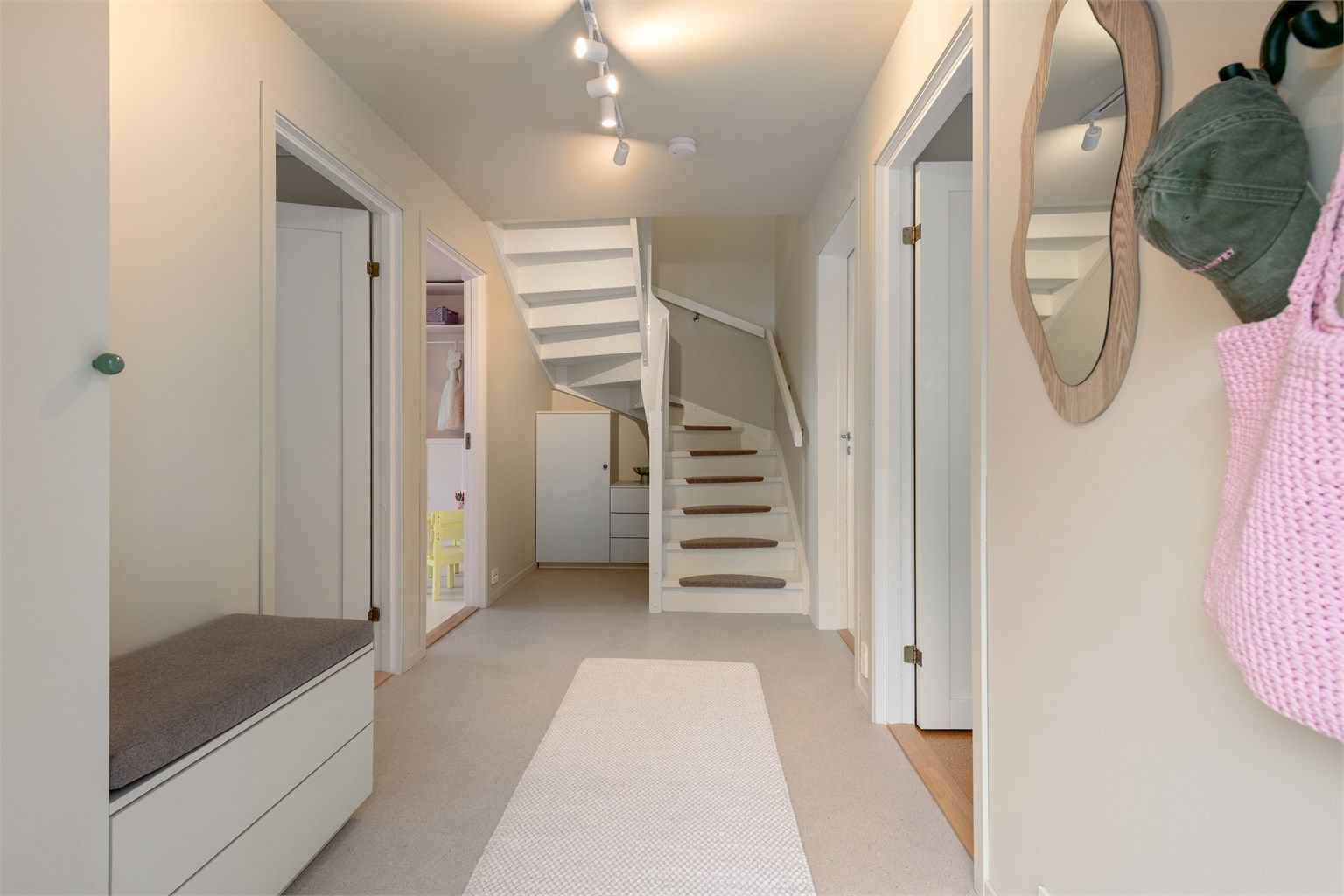 Entréen i underetasjen ble pusset opp i 2024 med nytt gulv og har gulvvarme.