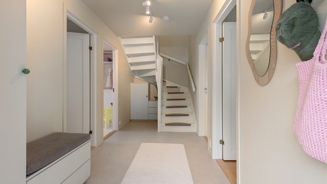 Entréen i underetasjen ble pusset opp i 2024 med nytt gulv og har gulvvarme.