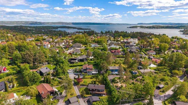 Ellers er det flere barnehager i område. Svømmehall på Landøya, idrettsanlegg på Holmen.
