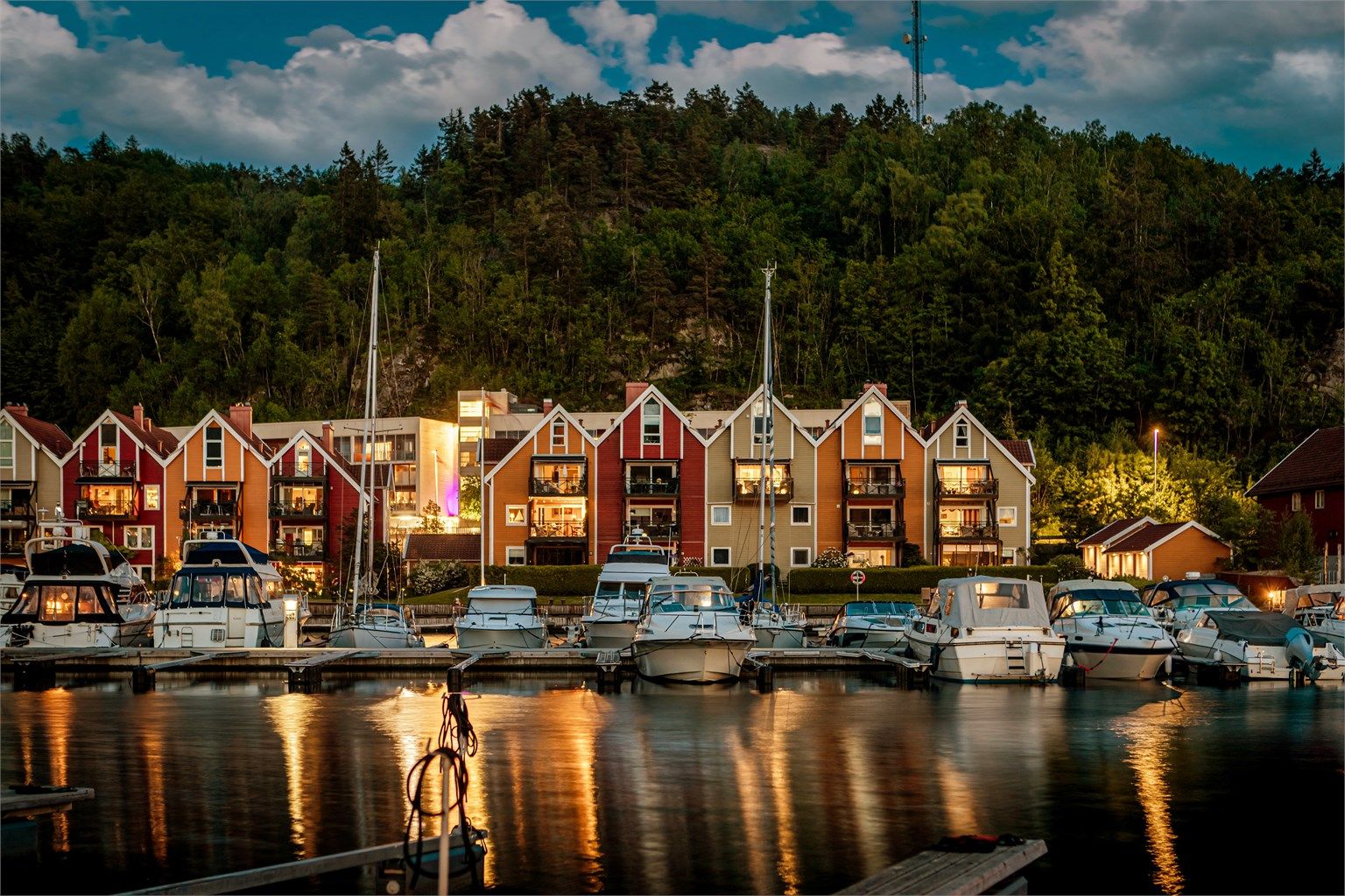 Glem hytta ved fjorden og få en leilighet med sentral beliggenhet og nydelig utsikt til Indre Havn - nærmere sjøen kommer du nesten ikke.