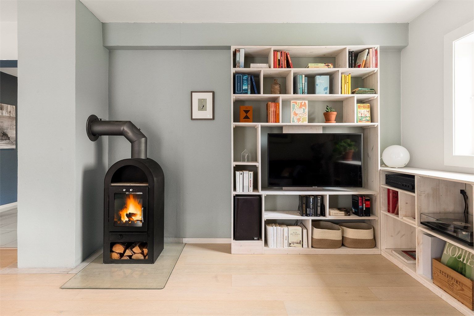 Vedovnen er et sentralt element i rommet og bidrar til et behagelig inneklima.