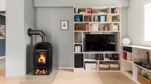 Vedovnen er et sentralt element i rommet og bidrar til et behagelig inneklima.