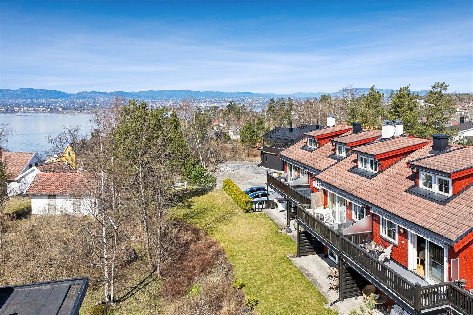  Fellesarealene er pent opparbeidet med asfaltert adkomst - og parkeringsområde, plener og beplantning.