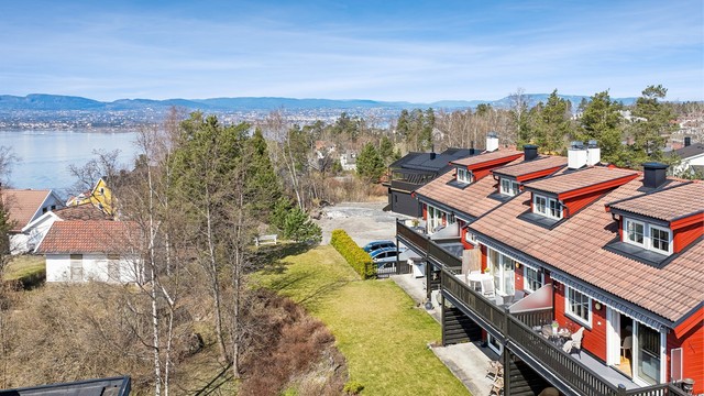 Fellesarealene er pent opparbeidet med asfaltert adkomst - og parkeringsområde, plener og beplantning.