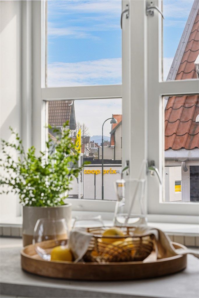 Vindu over kjøkkenbenk gir både lysinnslipp og utsyn. Kort vei til dagligvarebutikken Coop fra leiligheten.