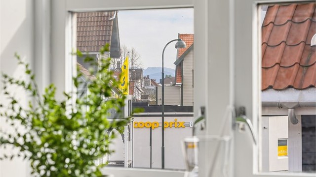 Vindu over kjøkkenbenk gir både lysinnslipp og utsyn. Kort vei til dagligvarebutikken Coop fra leiligheten.