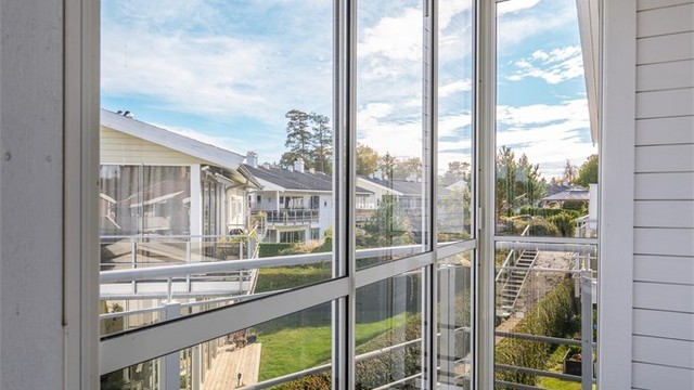 Ved hoveddøren møtes du av et innglasset inngangsparti – svært praktisk og behagelig, spesielt på dager med snø og vind.