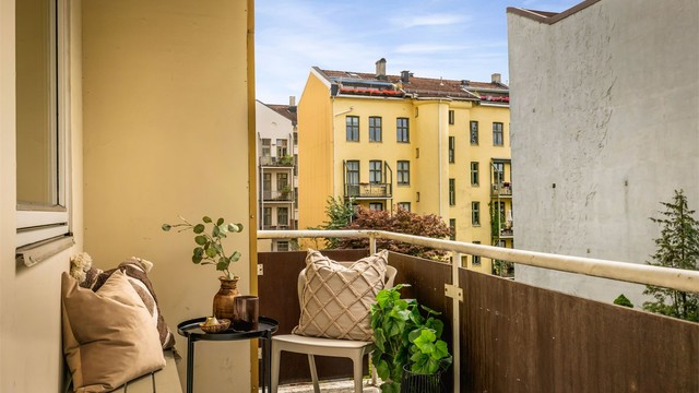 I følge selger er det sol på balkongen fra ca. kl. 10.00 - ca. kl. 20.00.