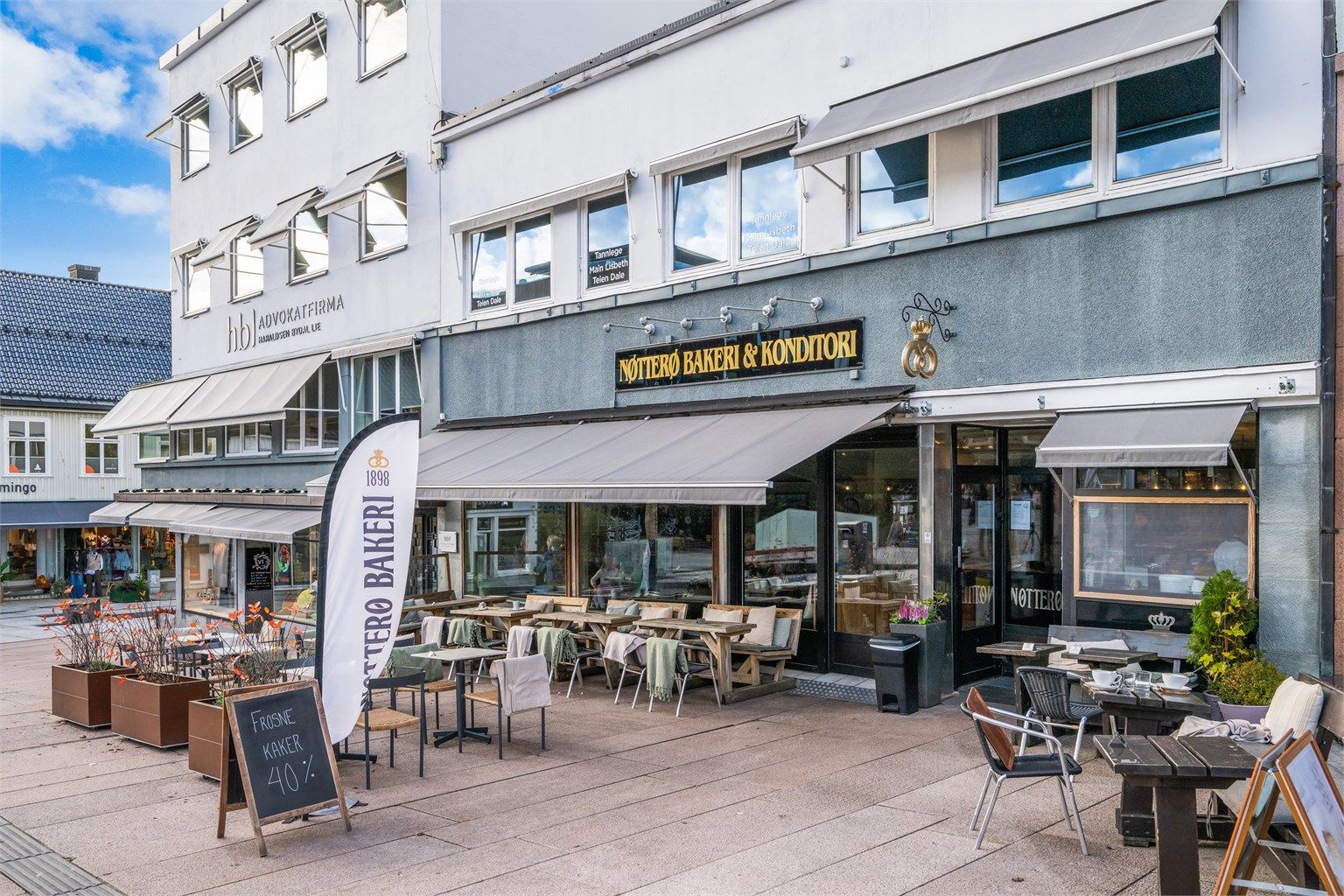 Med gangavstand til byens kafeer og restauranter, som her på Torvet.