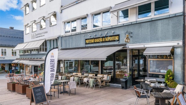 Med gangavstand til byens kafeer og restauranter, som her på Torvet.