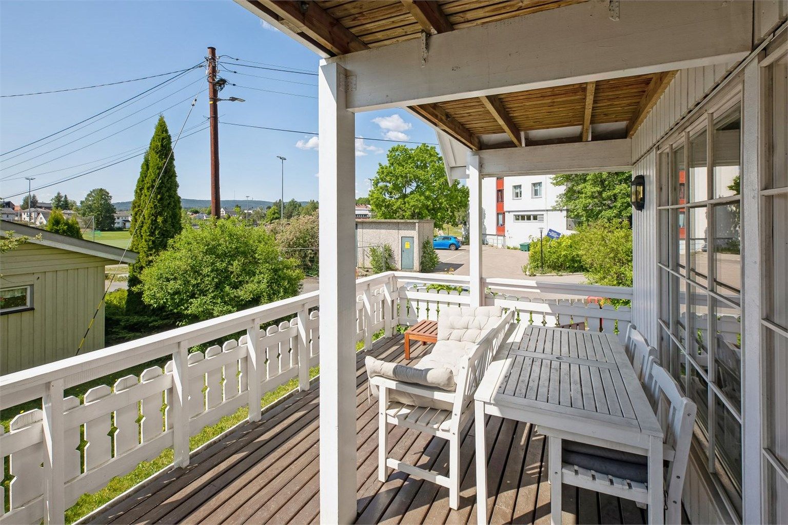 Hyggelig terrasse med adkomst til egen hage.