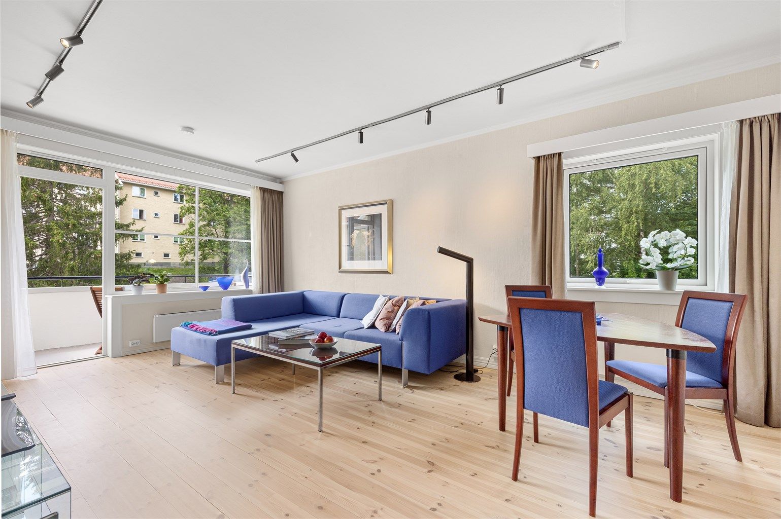 Takket være plasseringen på hjørnet og store vindusflater får du et meget godt lysinslipp i stuen.