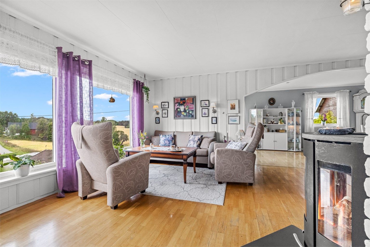 Store vindusflater gir rikelig med naturlig lys og utsikt mot de landlige omgivelsene.