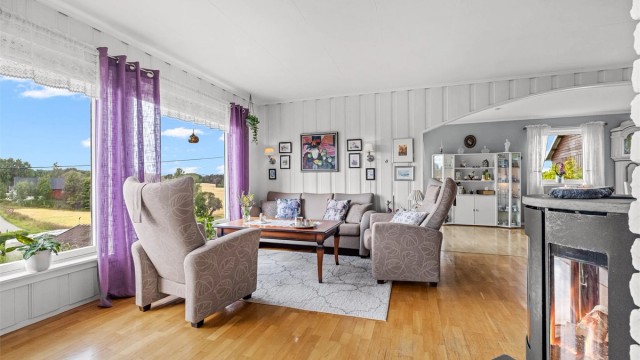 Store vindusflater gir rikelig med naturlig lys og utsikt mot de landlige omgivelsene.