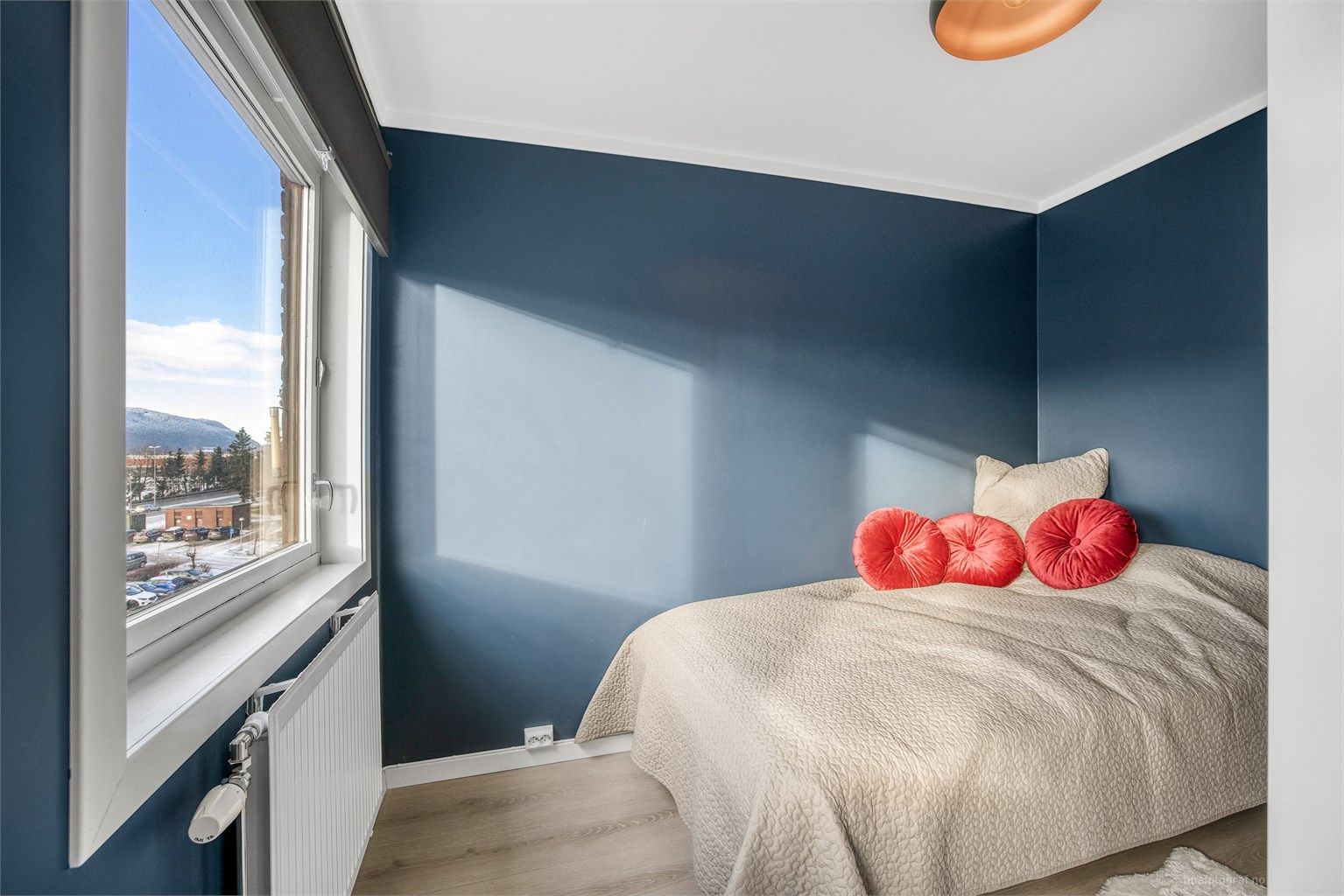 Den adskilte sovealkoven gir rom for en seng og skaper en privat sone i leiligheten.