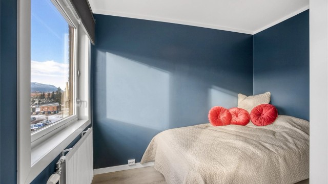 Den adskilte sovealkoven gir rom for en seng og skaper en privat sone i leiligheten.