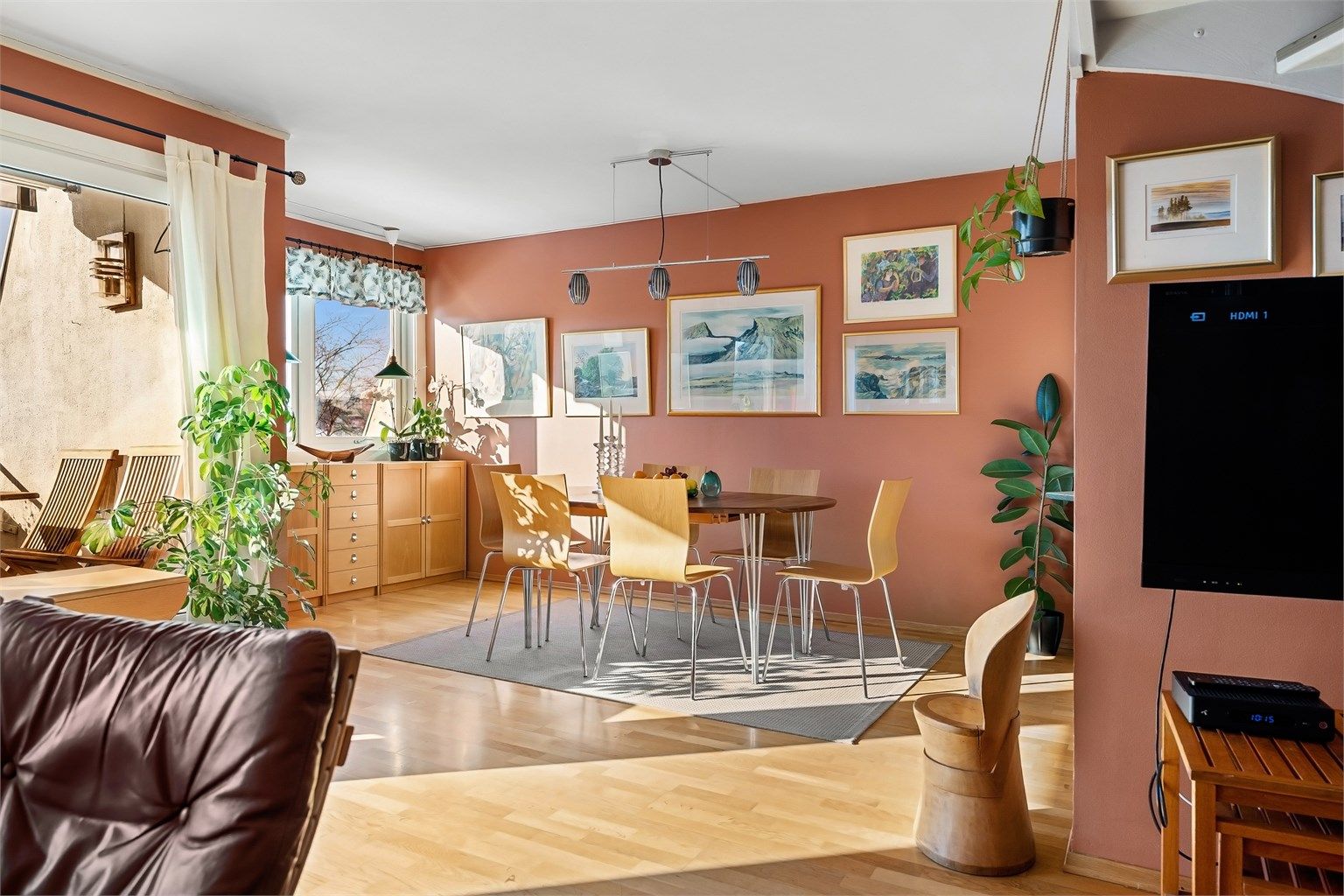 Stuen har gode møbleringsmuligheter med plass for sofagruppe, spisegruppe, TV-seksjon og annet passende møblement