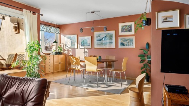 Stuen har gode møbleringsmuligheter med plass for sofagruppe, spisegruppe, TV-seksjon og annet passende møblement