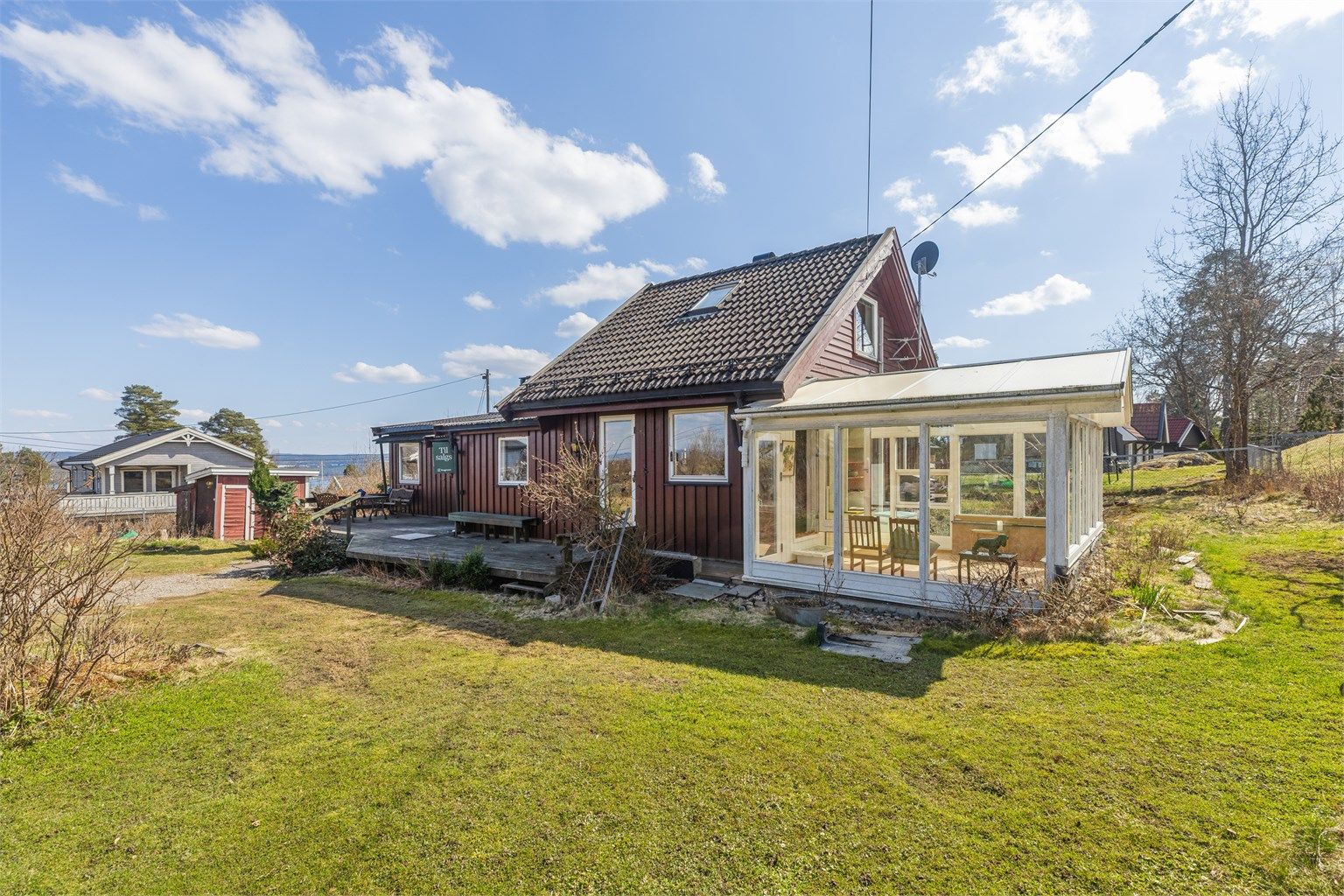 Idyllisk eiendom med gressplen, beplanting og frukttær. Foto: Per Oscar Skjellnan v/Efkt