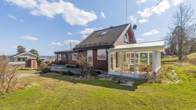 Idyllisk eiendom med gressplen, beplanting og frukttær. Foto: Per Oscar Skjellnan v/Efkt