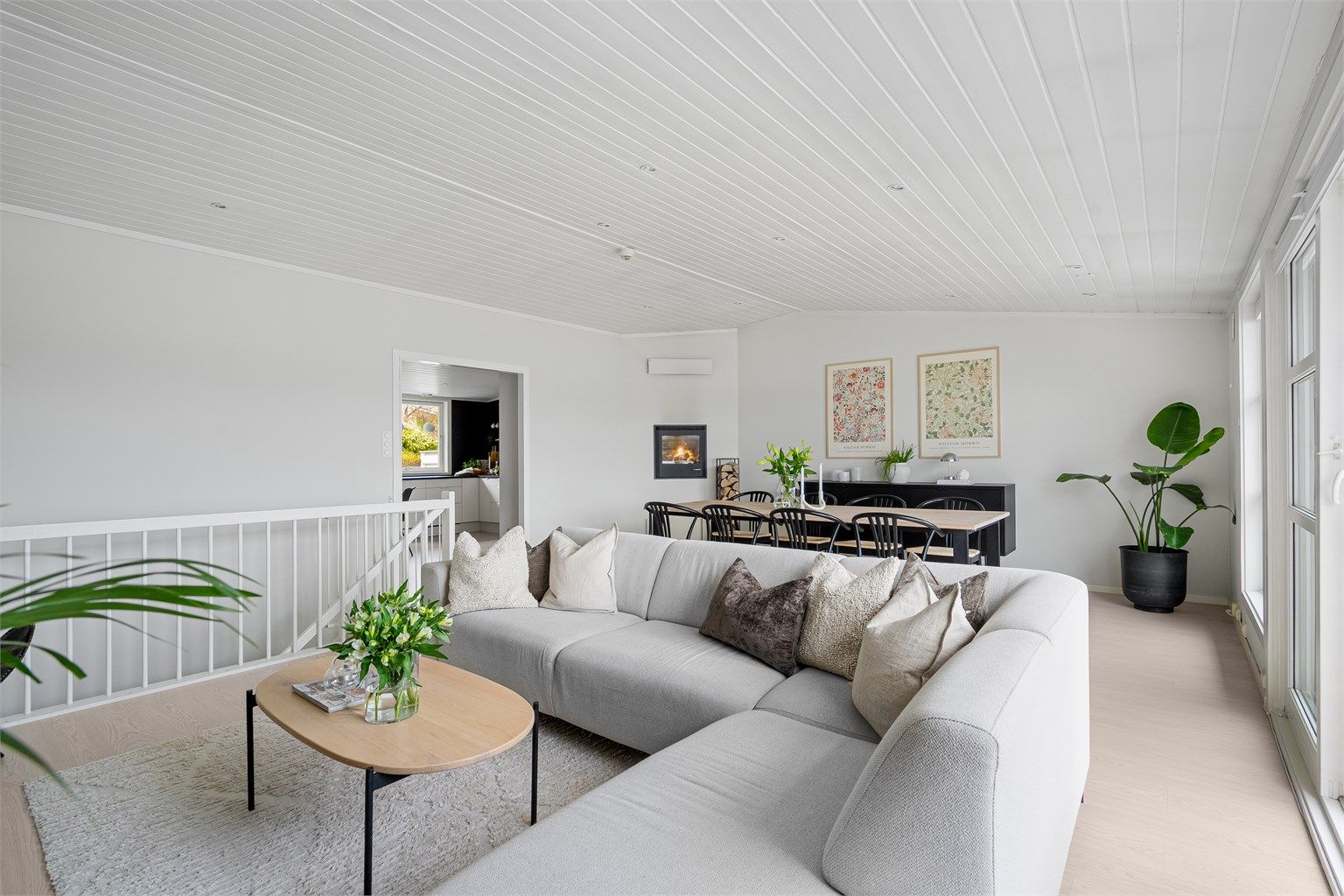 I boligens øverste etasje er det flott og pen stue med fin utsikt , stort kjøkken med utgang til hage og soverom. 