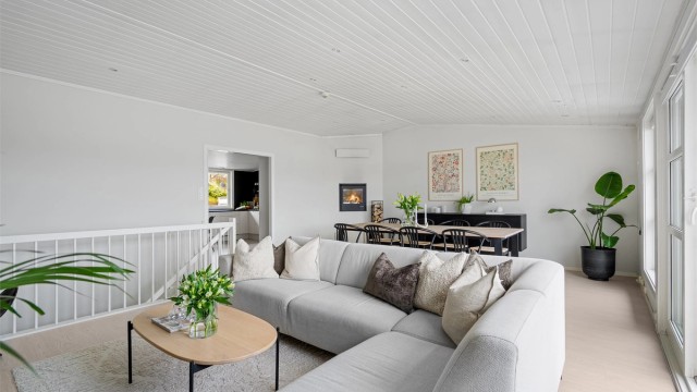 I boligens øverste etasje er det flott og pen stue med fin utsikt , stort kjøkken med utgang til hage og soverom.