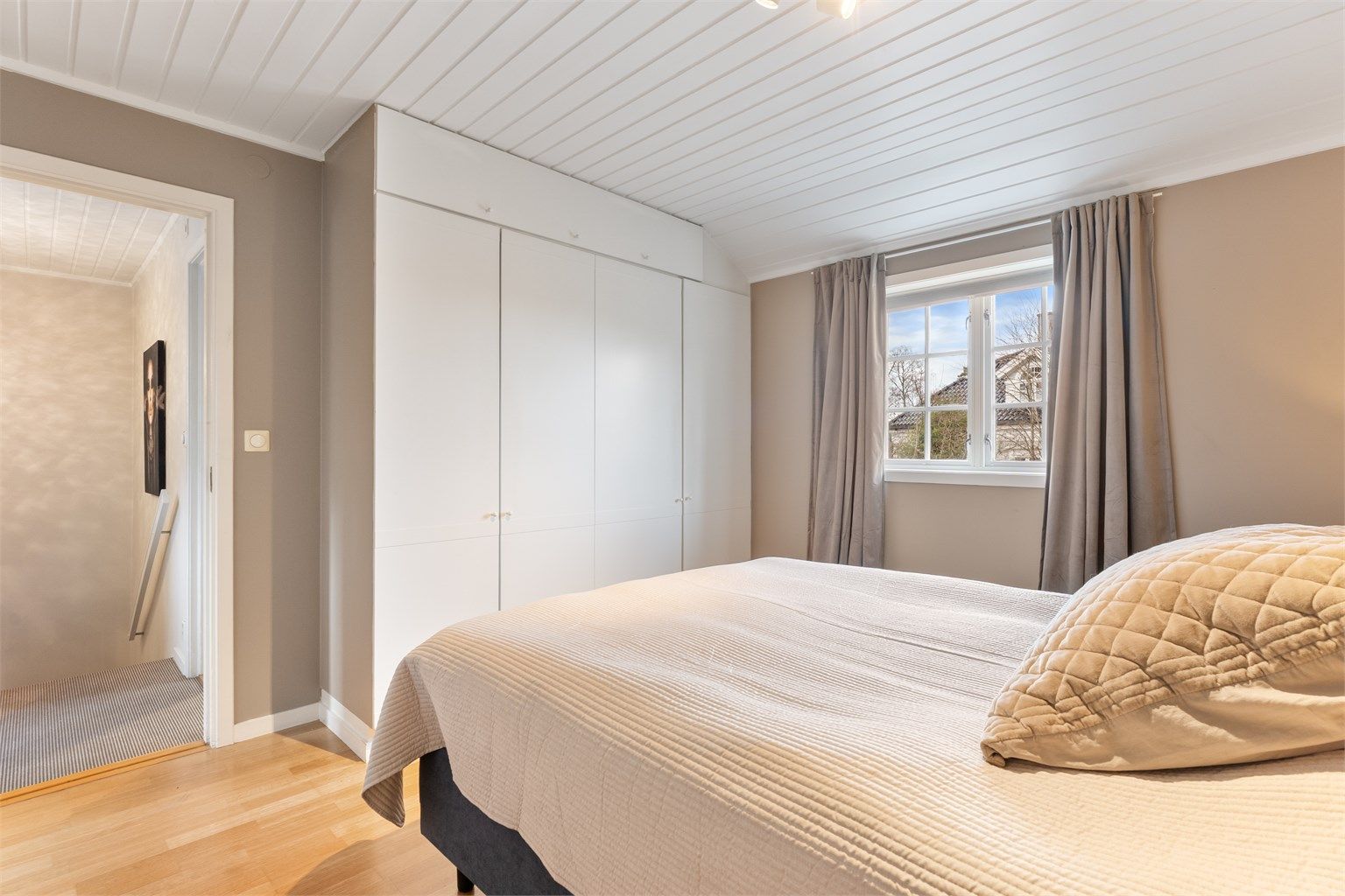 Godt med garderobeplass på hovedsoverommet.