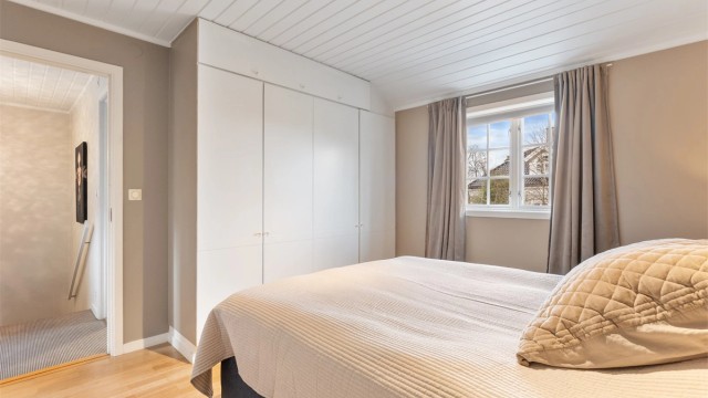 Godt med garderobeplass på hovedsoverommet.