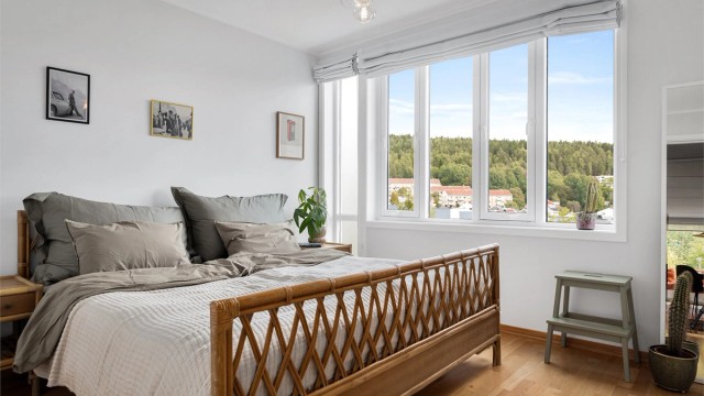 Hovedsoverommet er romslig og har godt med plass til dobbeltseng og tilhørende nattbord