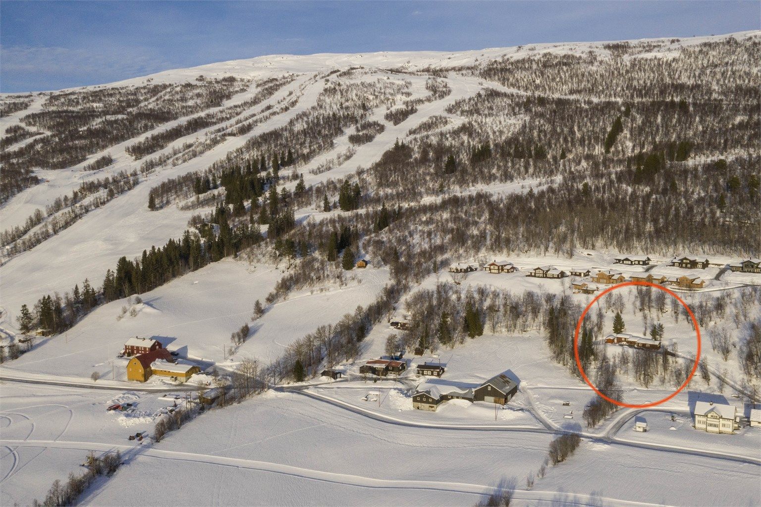 Dronebilde i perspektiv med skibakken  