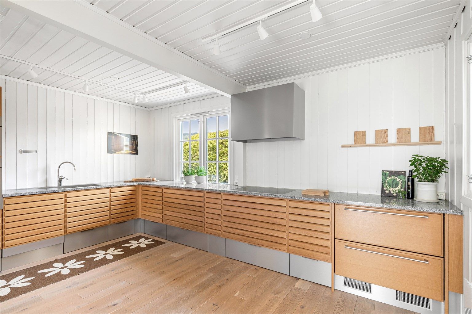 Boligen fremstår lys og luftig med romslige oppholdsrom. Foto: Hanne Bruland/FotoHanne