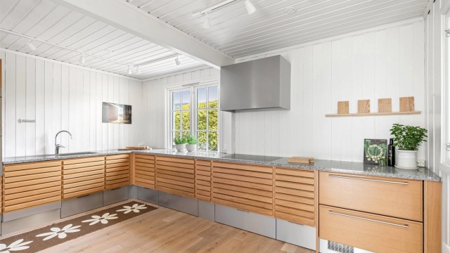Boligen fremstår lys og luftig med romslige oppholdsrom. Foto: Hanne Bruland/FotoHanne