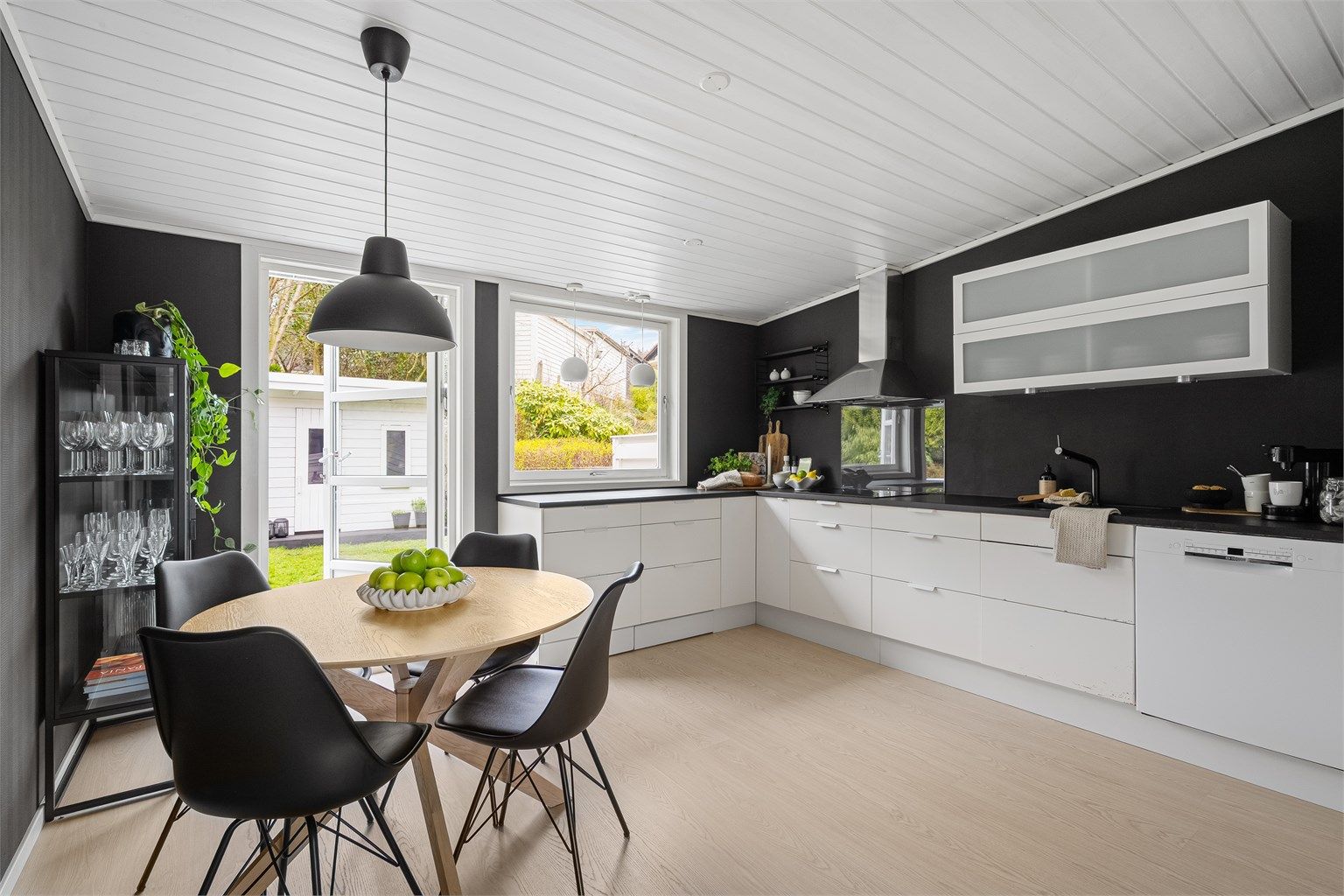 Det er også plass til spisebord ved kjøkken.
Selger har bestilt noen nye fronter til kjøkken som vil monteres før overtakelse. 
 